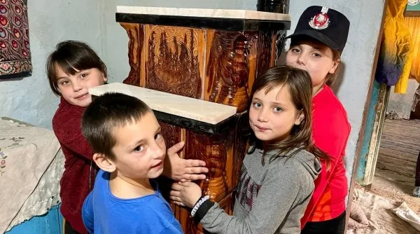 Sabina Gabriela şi cei trei fraţi ai săi, nu-şi doresc altceva decât o „sobă”
