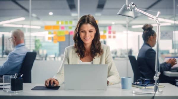 Care sunt principalele beneficii pe care le au companiile care adoptă sustenabilitatea?