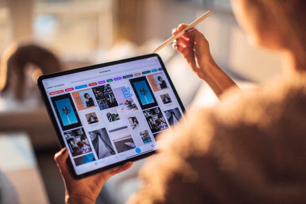 Navigare online personalizată : cum platformele digitale ne direcționează către