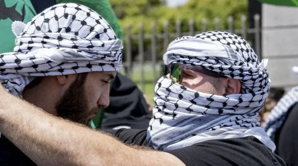 Keffiyeh este un produs tradițional palestinian care a ajuns să facă vânzări uriașe, pe fondul războiului dintre Israel și Hamas