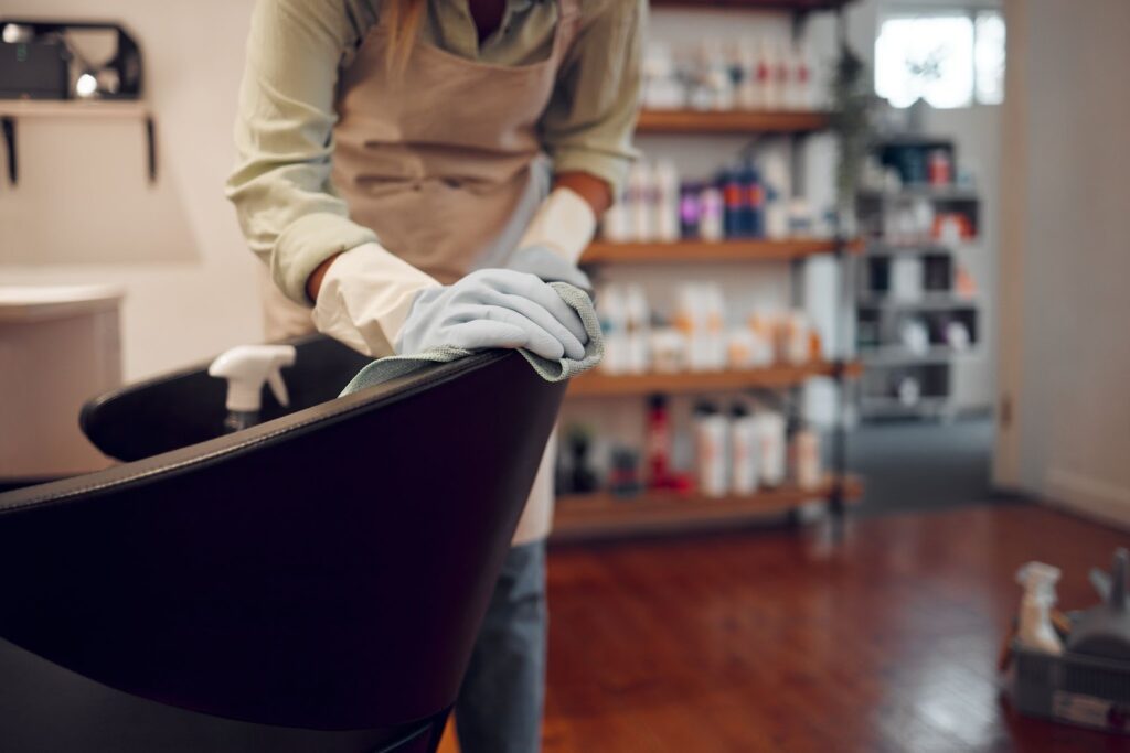Cum alegi cei mai buni dezinfectanți pentru a-i folosi într-un salon de înfrumusețare