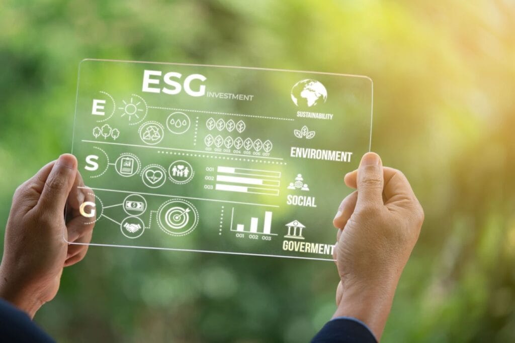 Persoana analizand indicatori ESG pe un panou digital, ilustrand utilizarea unui software ESG