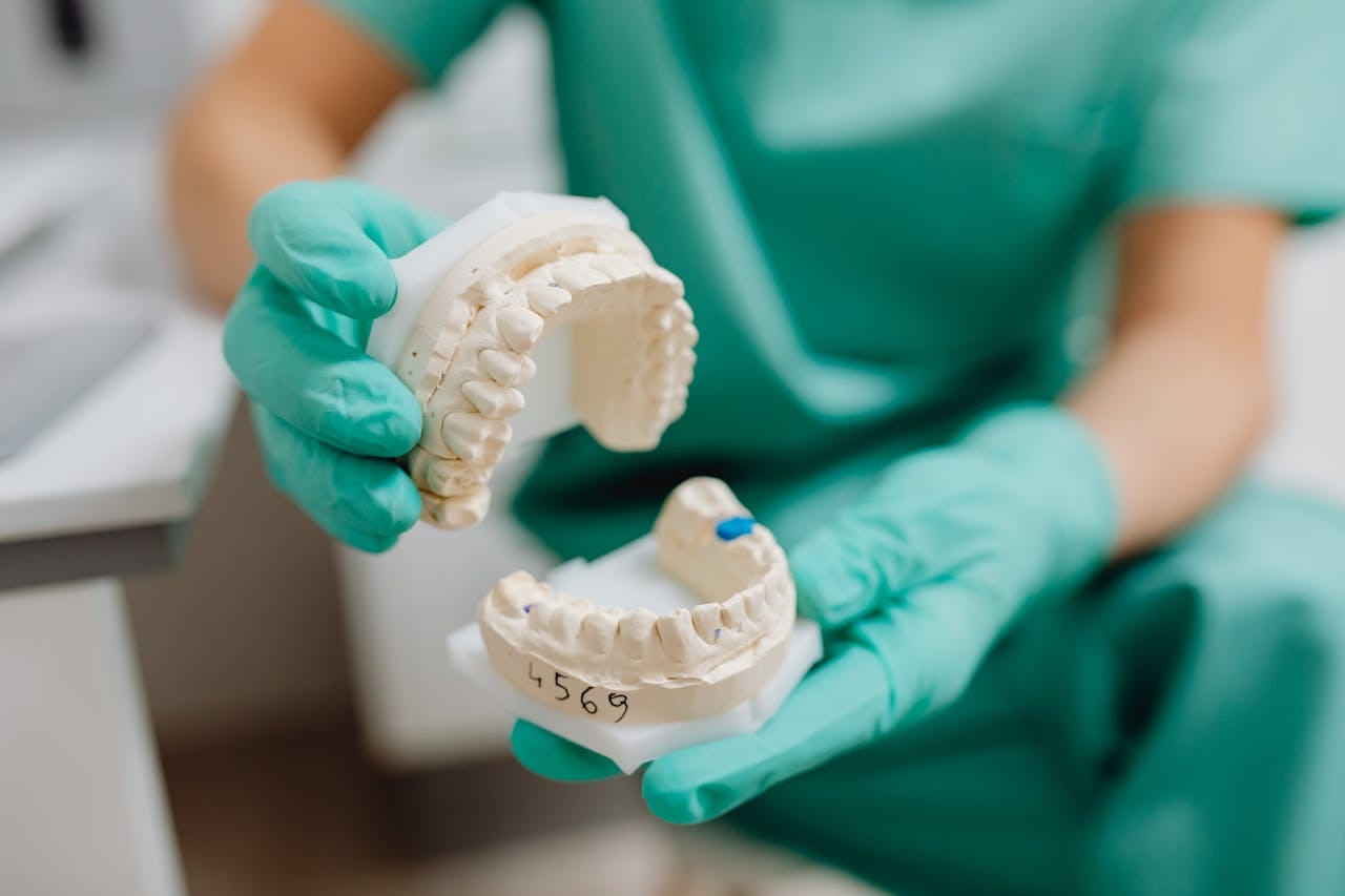 Diferența dintre proteză dentară și implant dentar