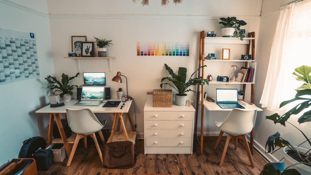 Tehnologie funcțională în decor simplu: ce device-uri să păstrezi