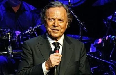 Julio Iglesias cere justiției spaniole clasarea anchetei pentru agresiune sexuală
