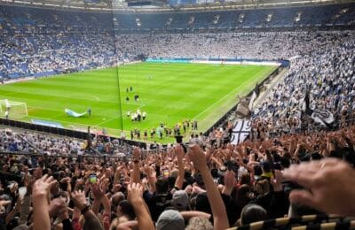 Schalke 04 speră la revenirea în Bundesliga. Stadionul, un simbol al susținerii