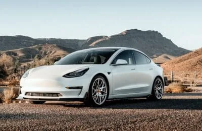 Tesla renunță la vânzarea FSD și trece la abonamente lunare