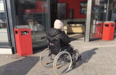 Iași: Femeie depistată cerșind, deși folosea Uber și locuia la hotel