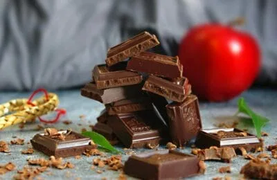 Ciocolata neagră – 45g pe săptămână, inima fericită? Studiu uimitor