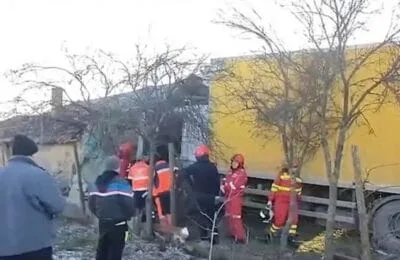 Buzău: Șofer de TIR băut, implicat într-un accident rutier; o casă a fost avariată