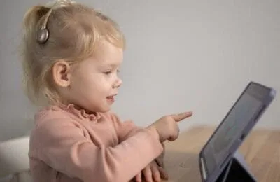 Studiu: Copiii petrec de două ori mai mult timp online decât recomandările