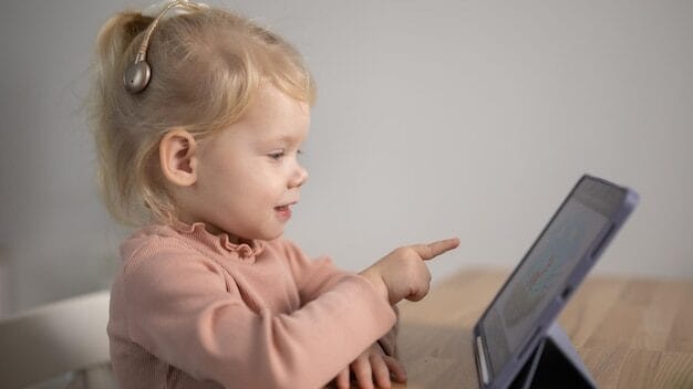 Studiu: Copiii petrec de două ori mai mult timp online decât recomandările