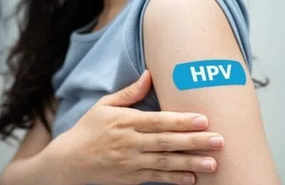 Lege promulgată: Vaccinare anti-HPV gratuită pentru tineri