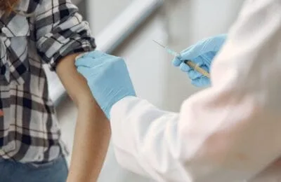 Sondaj: Peste jumătate dintre români, favorabili vaccinării antigripale în școli