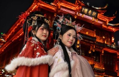 Chinamaxxing – Apa fiarta si sarituri usoare – Secretul tinerilor de pe TikTok?