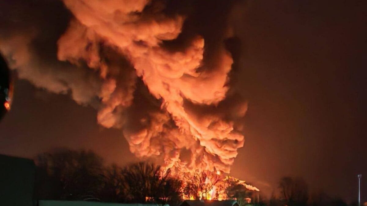 Atac masiv cu drone asupra Rusiei – 113 doborâte, rafinărie în flăcări