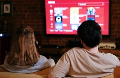 Cât rezistă un TV nou? LED vs. OLED vs. QLED – Ghidul duratei de viață