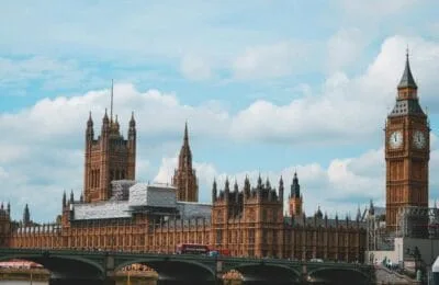 Inflația în Marea Britanie scade la 3%, minimul ultimului an