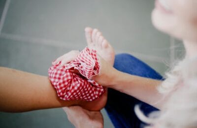 Cum îți protejezi genunchiul când glezna a fost afectată (și invers)