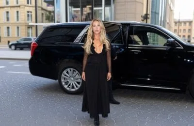Alix Earle Uimește New York-ul – Rochie Transparentă și Decolteu Incendiar