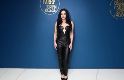 Demi Lovato Uimește la Fallon – Rochie Neagră Susținută de UN Singur Șnur!