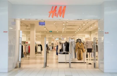 H&M lansează plata în 3 rate fără dobândă. Cum funcționează și cine beneficiază