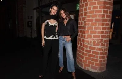 Hailey Bieber și obsesia de 990$ – aceiași pantofi Saint Laurent la petrecerea Oscar