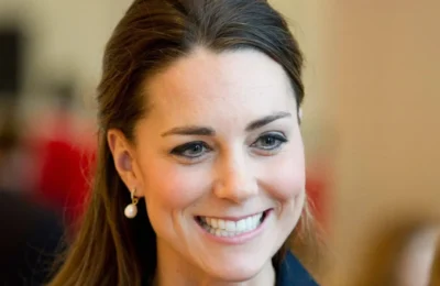 Kate Middleton și mini-fusta uitată – Apariția din 2013 încă uimește
