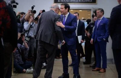 Trump îi dă lui Rubio pantofi cu două numere mai mari, după ce i-a criticat încălțările