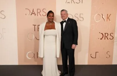 Oscaruri cu scântei – Warner triumfă, Sarandos atrage atenția