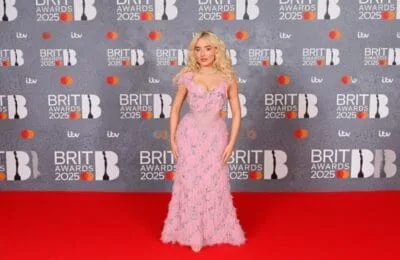 Sabrina Carpenter Uimește în Brazilia – Eșarfă Vintage 70, Top Inedit