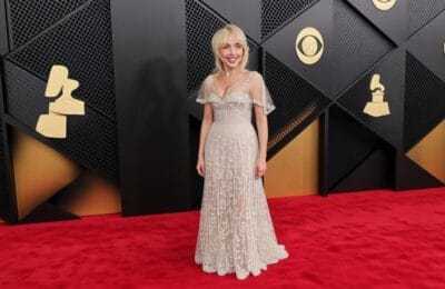 Sabrina Carpenter – Rochie Transparentă Incendiară și Reacții Virale Online