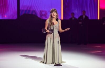 Taylor Swift, schimbare neașteptată de pantofi la iHeartRadio Awards. Detaliul care a surprins fanii