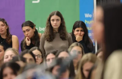 Studiu Uimitor – Extrovertiții, Ascultători Mai Buni? Răsturnare de Situație!