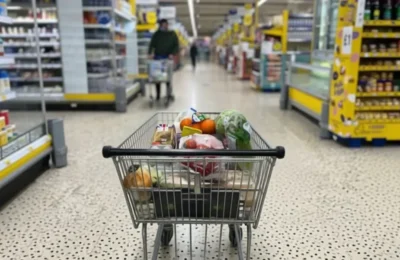 Inflația la 3%, dar războiul iranian aruncă prețurile în aer? Alimente mai scumpe cu 8%?