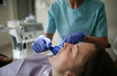 Respirația urât mirositoare: cauze reale și de ce nu trece doar cu gumă sau pastă de dinți