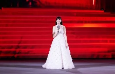 Anne Hathaway uimește la Shanghai – Rochie transparentă de 2.000 de dolari!