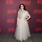 Anne Hathaway, 43 de ani, apariție uluitoare într-o rochie transparentă la premiera Mother Mary