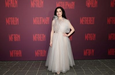 Anne Hathaway, 43 de ani, apariție uluitoare într-o rochie transparentă la premiera Mother Mary