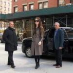 Anne Hathaway, apariție îndrăzneață în pantaloni transparenți Dolce & Gabbana, la New York