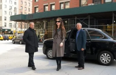 Anne Hathaway, apariție îndrăzneață în pantaloni transparenți Dolce & Gabbana, la New York