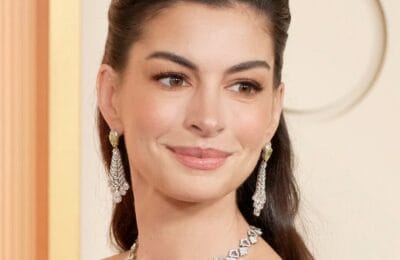 Anne Hathaway Uimește cu Schiaparelli și Mâna 3D din Aur! Reacții Explozive