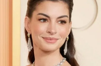 Anne Hathaway Uimește cu Schiaparelli și Mâna 3D din Aur! Reacții Explozive