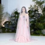 Charli XCX, apariție îndrăzneață într-o rochie Valentino transparentă în Vogue