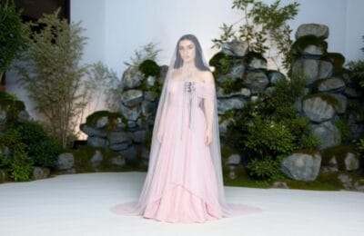 Charli XCX, apariție îndrăzneață într-o rochie Valentino transparentă în Vogue