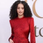 Chase Infiniti uimește la Emmy - Fusta micro și trena din panglici au făcut furori