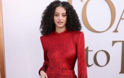 Chase Infiniti uimește la Emmy – Fusta micro și trena din panglici au făcut furori