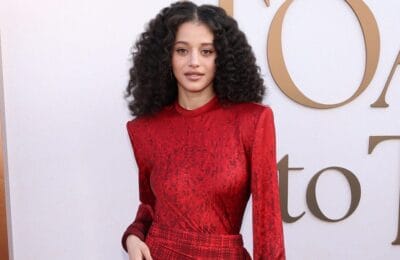 Chase Infiniti uimește la Emmy – Fusta micro și trena din panglici au făcut furori