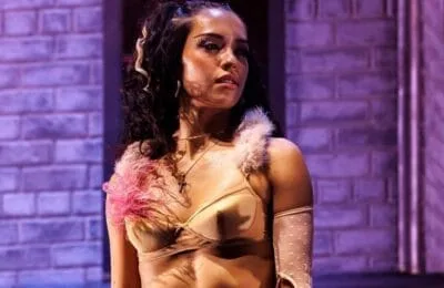 Daniela Avanzini (KATSEYE) incendiară la Coachella – Top de bikini și detalii neașteptate