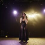 Demi Lovato Uimește - Catsuit Roșu Transparent și Turneul Dezvăluit